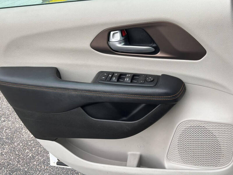 2017 Chrysler Pacifica Touring-L
