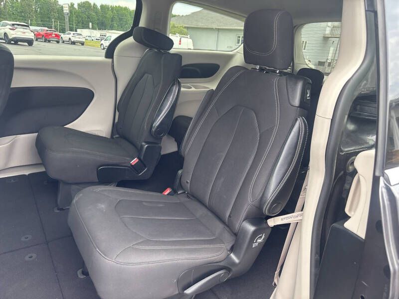 2022 Chrysler Voyager LX