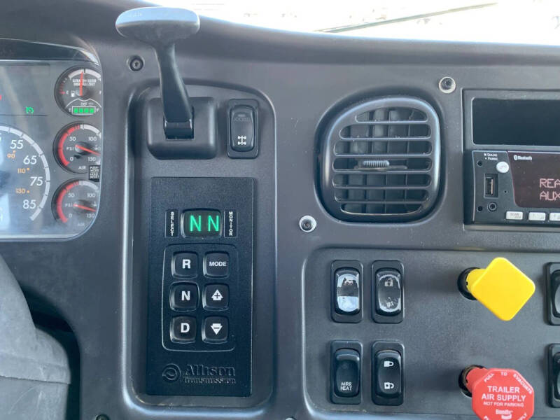 2015 Freightliner M2 106