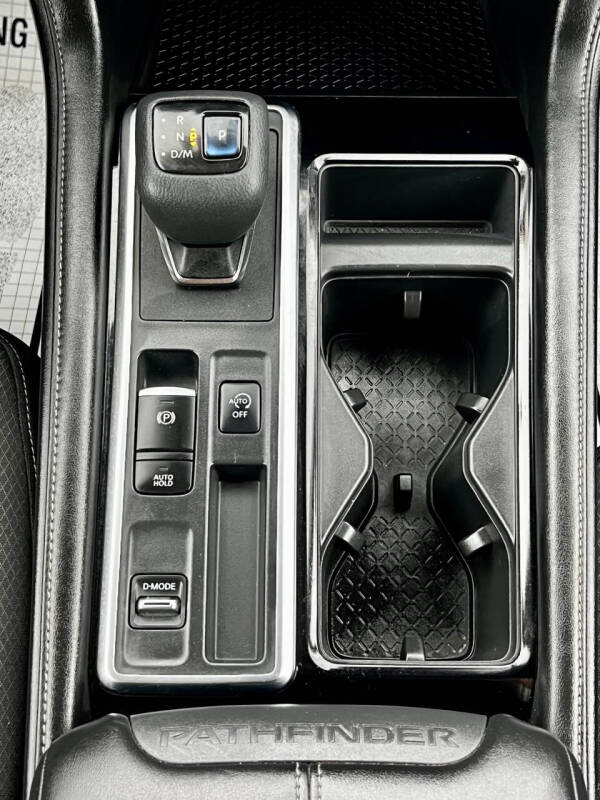 2022 Nissan Pathfinder SV