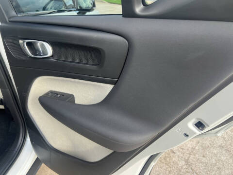 2023 Volvo XC40 B4 Ultimate Dark Theme