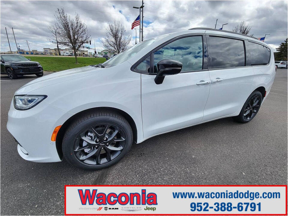 2024 Chrysler Pacifica for sale at Victoria Auto Sales in Victoria, MN