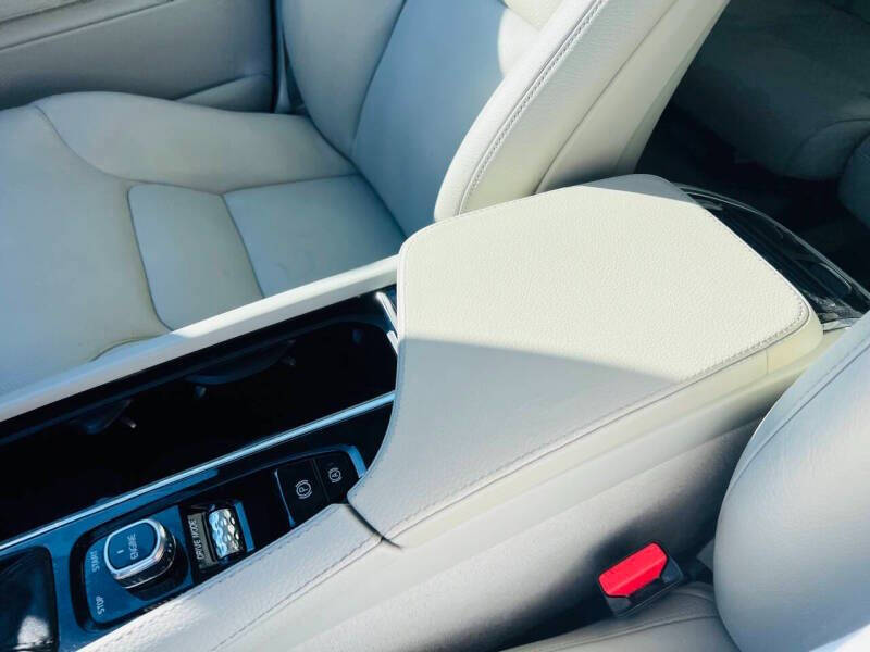 2016 Volvo XC90 T6 Momentum