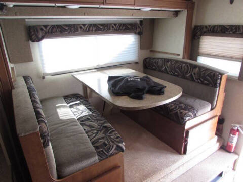 2013 Lance 1050S