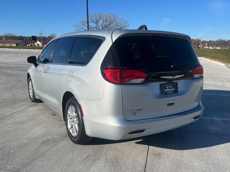2022 Chrysler Voyager LX