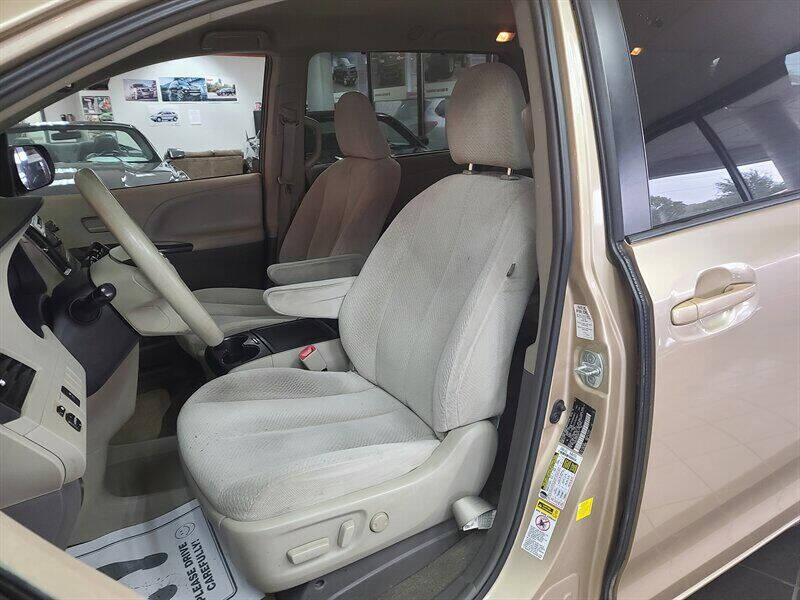 2014 Toyota Sienna LE 7-Passenger Auto Access Seat