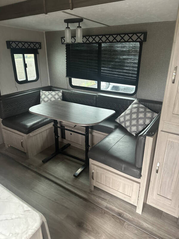 2021 Coachmen RV Freedom Express