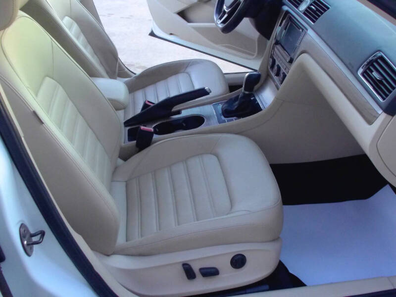 2016 Volkswagen Passat V6 SEL Premium