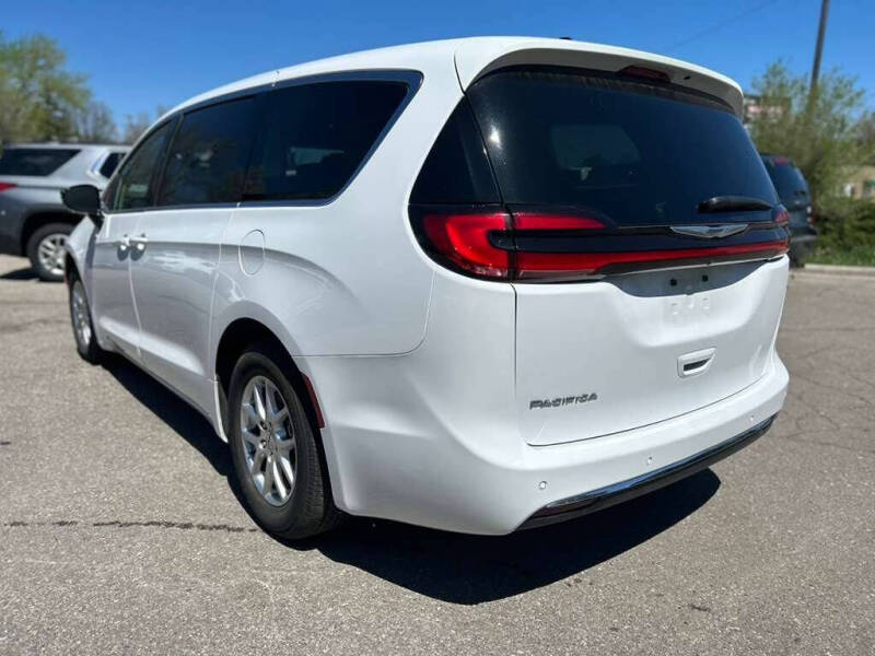 2024 Chrysler Pacifica Touring L