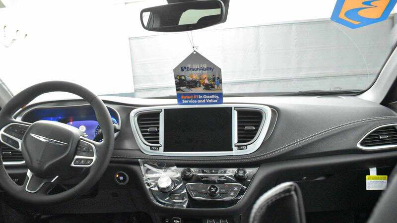 2025 Chrysler Pacifica Select