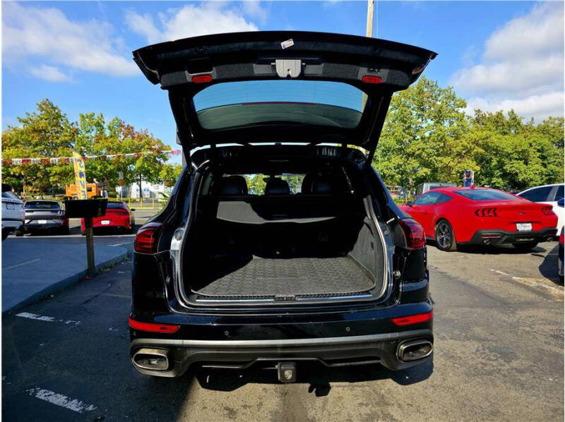 2017 Porsche Cayenne Platinum Edition