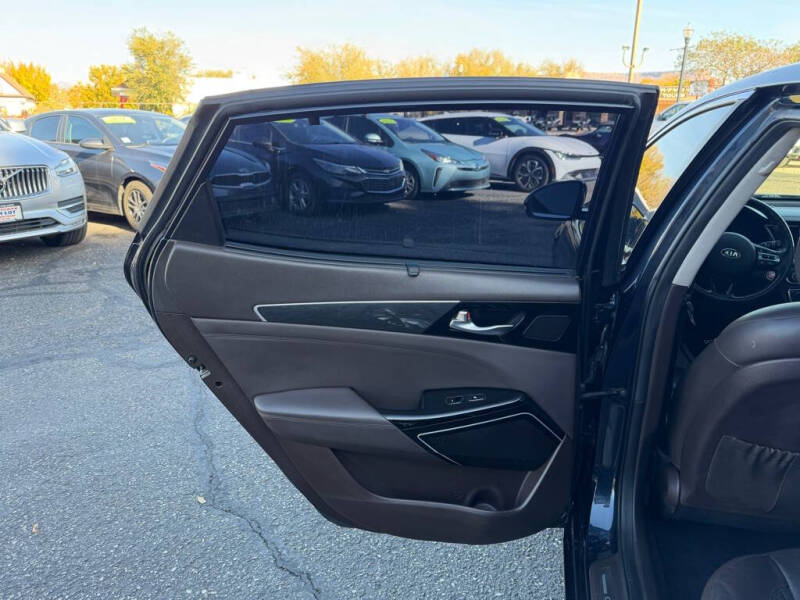 2017 Kia Cadenza Premium