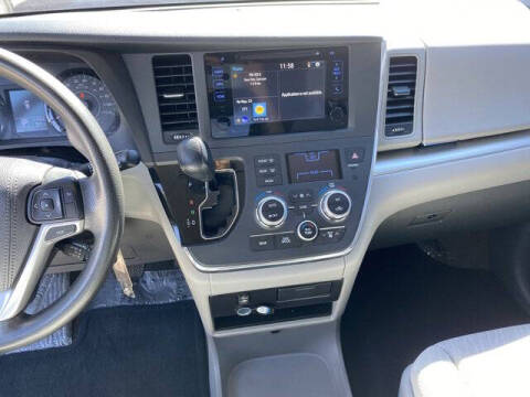 2017 Toyota Sienna LE 7-Passenger Auto Access Seat