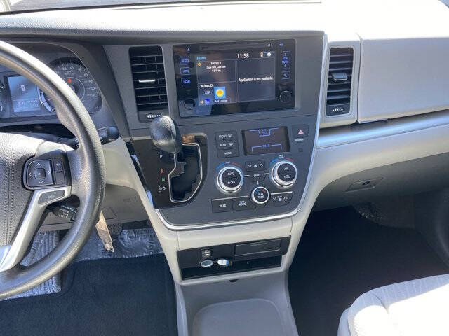 2017 Toyota Sienna LE 7-Passenger Auto Access Seat