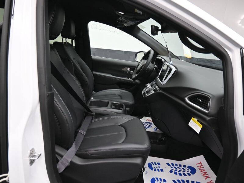2025 Chrysler Voyager LX