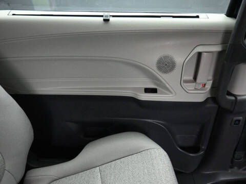 2022 Toyota Sienna LE 8-Passenger