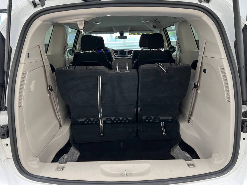 2022 Chrysler Voyager LX