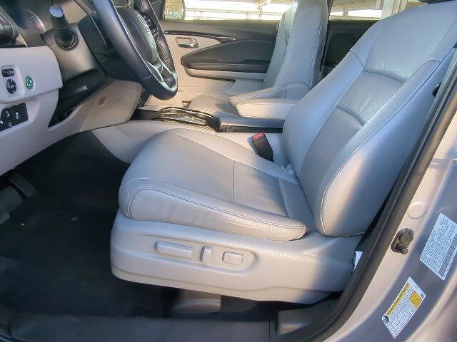 2022 Honda Pilot Touring w/Rear Captain's Chairs