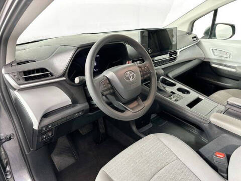 2025 Toyota Sienna LE 8-Passenger