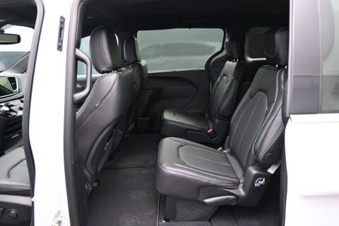 2027 Chrysler Pacifica Select