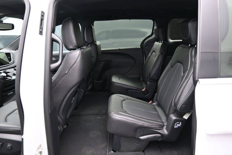 2027 Chrysler Pacifica Select