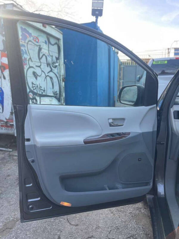 2014 Toyota Sienna XLE 7-Passenger