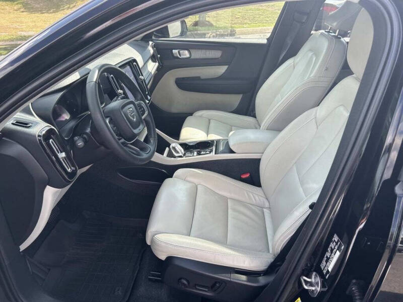 2023 Volvo XC40 B5 Plus Bright Theme