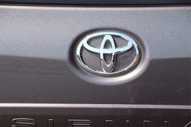 2017 Toyota Sienna SE 8-Passenger