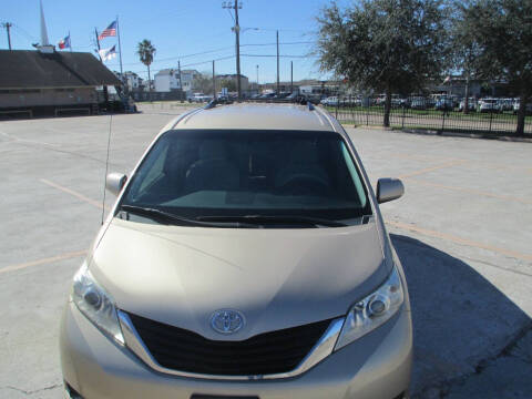 2011 Toyota Sienna LE 7-Passenger Auto Access Seat