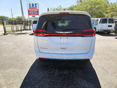 2025 Chrysler Pacifica Select
