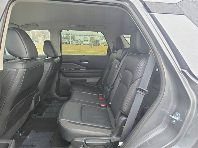 2025 Nissan Pathfinder SL