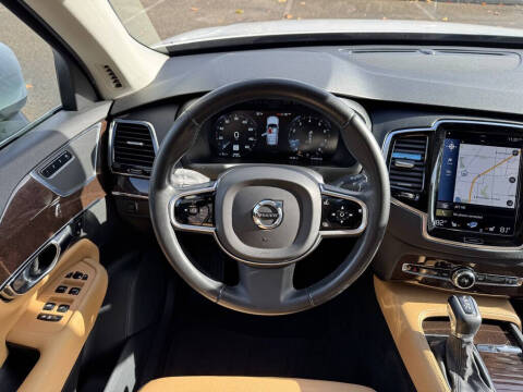 2016 Volvo XC90 T6 Momentum