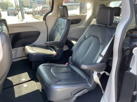 2017 Chrysler Pacifica Touring-L