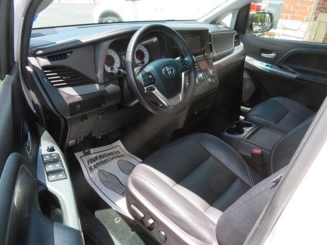 2017 Toyota Sienna SE 8-Passenger