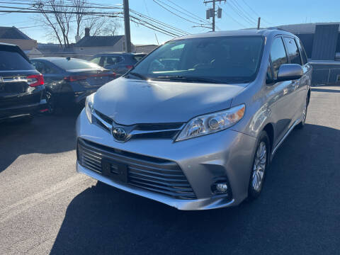 2018 Toyota Sienna for sale at Deals on Wheels in Suffern NY