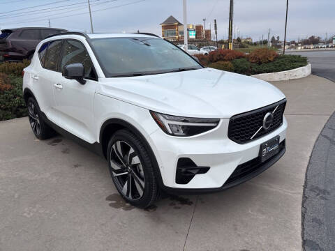 2025 Volvo XC40 B5 Plus Dark Theme