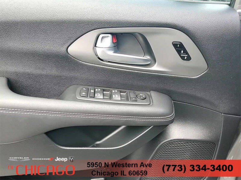 2025 Chrysler Pacifica Select