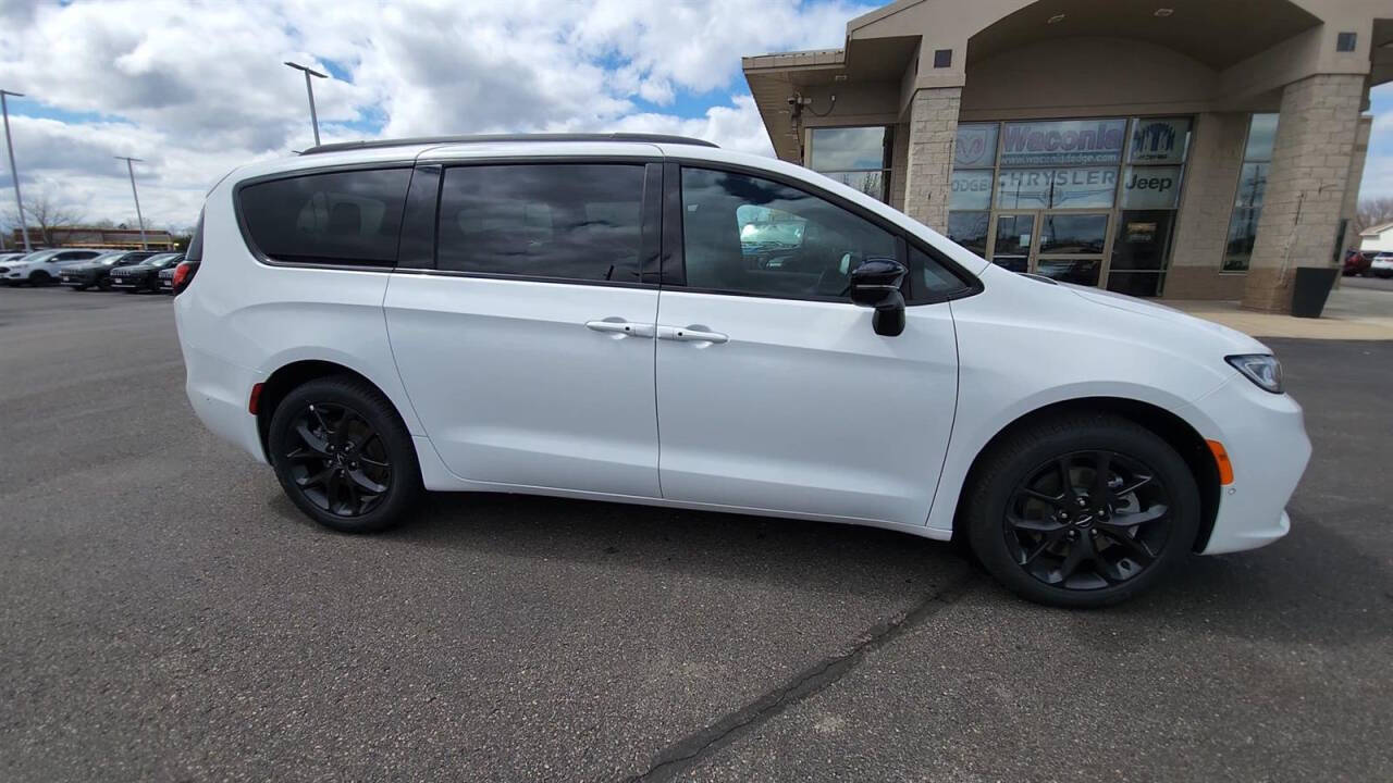 2024 Chrysler Pacifica for sale at Victoria Auto Sales in Victoria, MN