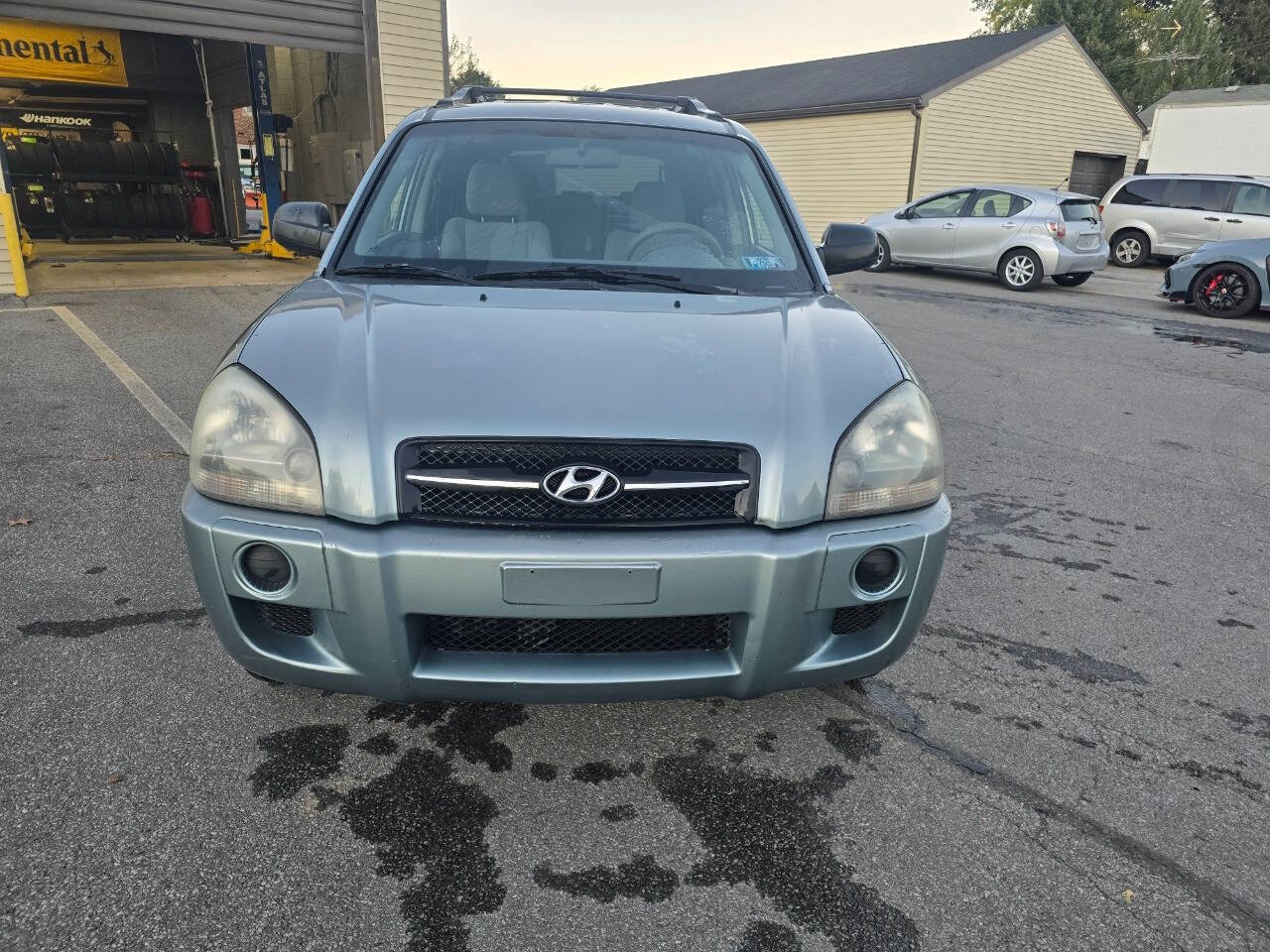 2005 Hyundai TUCSON for sale at QUEENSGATE AUTO SALES in York, PA