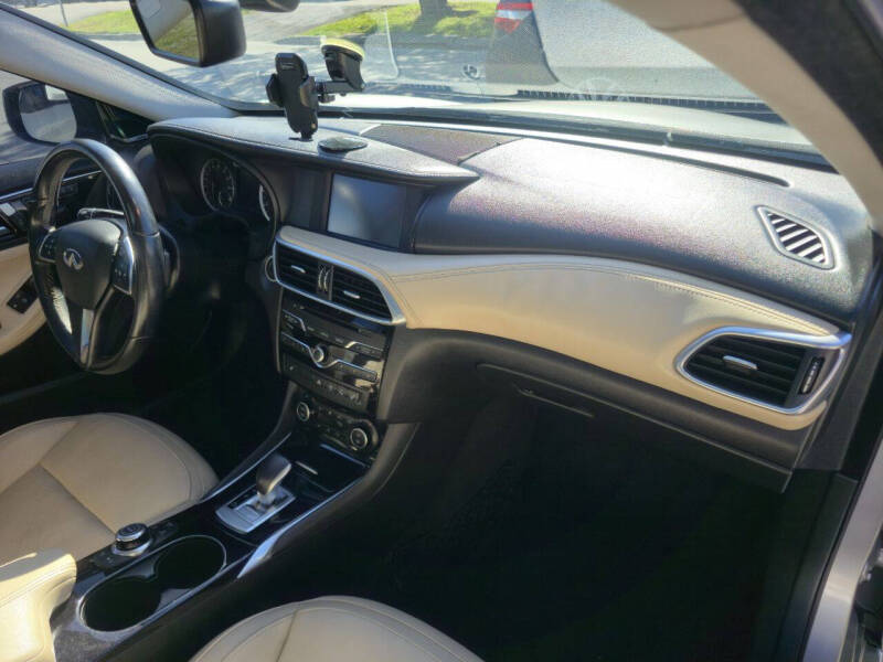 2017 Infiniti QX30 Luxury