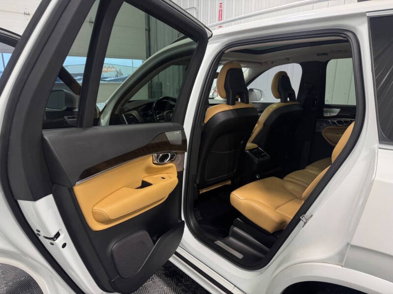 2016 Volvo XC90 T6 Momentum