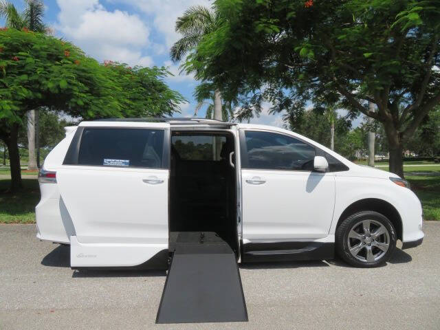 2017 Toyota Sienna SE Premium 8-Passenger