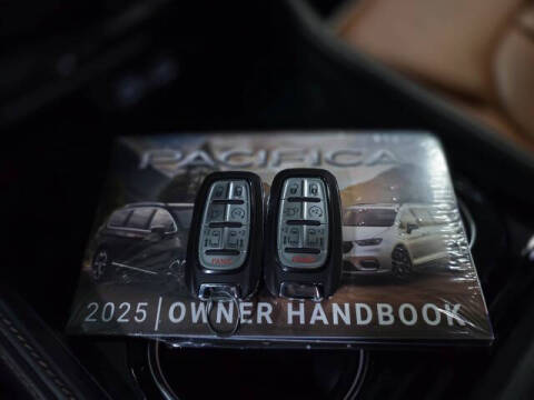 2025 Chrysler Pacifica Plug-In Hybrid Pinnacle