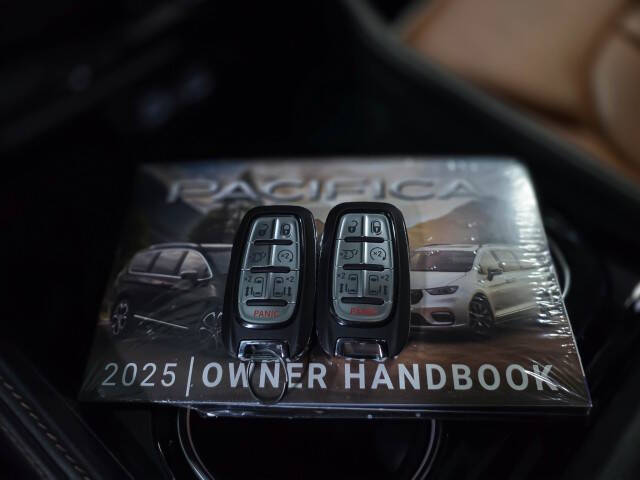 2025 Chrysler Pacifica Plug-In Hybrid Pinnacle
