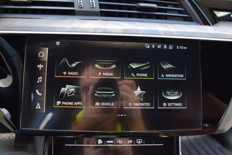 2022 Audi e-tron quattro Premium