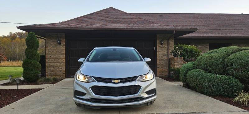 2018 Chevrolet Cruze LT photo 2