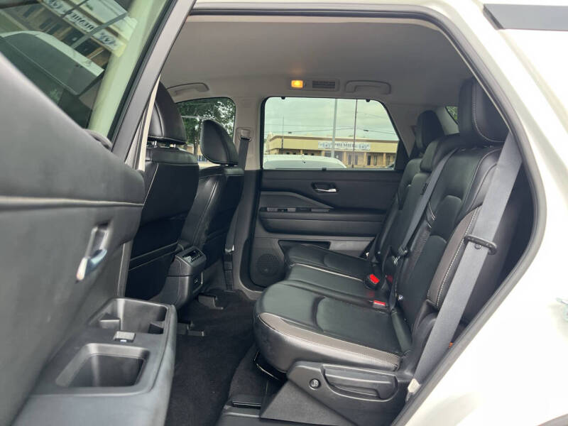 2022 Nissan Pathfinder SL