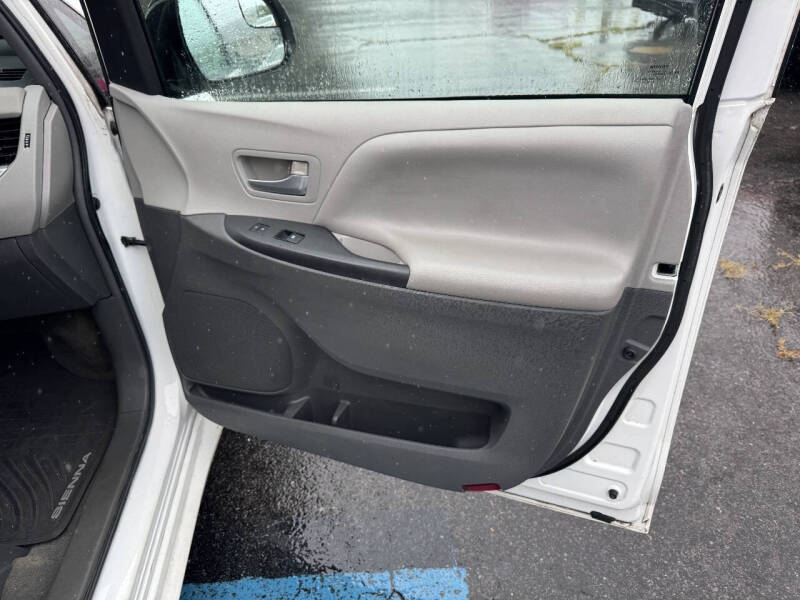 2015 Toyota Sienna LE 8-Passenger