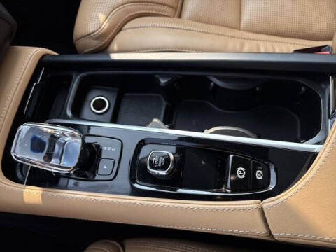 2024 Volvo XC90 Recharge T8 Ultimate Bright Theme 7P