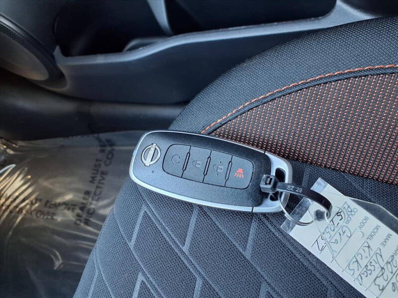 2023 Nissan Kicks SR